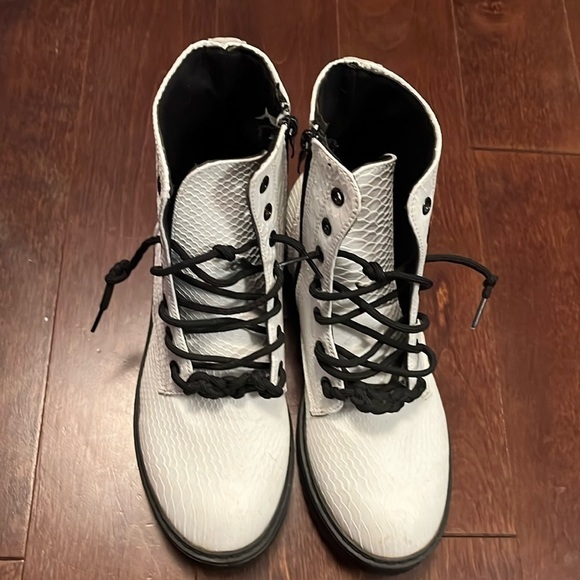 Shoes - ⭐️ White scaled style boots- size 38